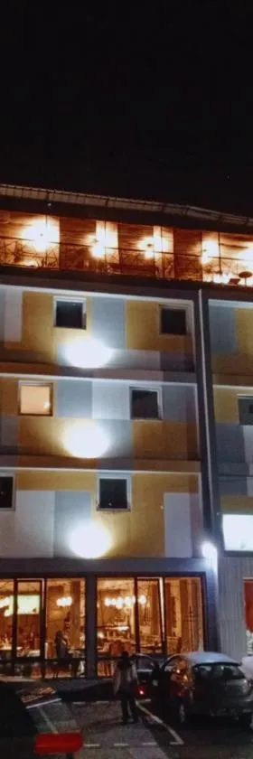 FLY INN Madagascar HOTEL - Navette GRATUITE H24 - à 300m de l'Aéroport International Ivato-Antananarivo，位于Ivato的酒店