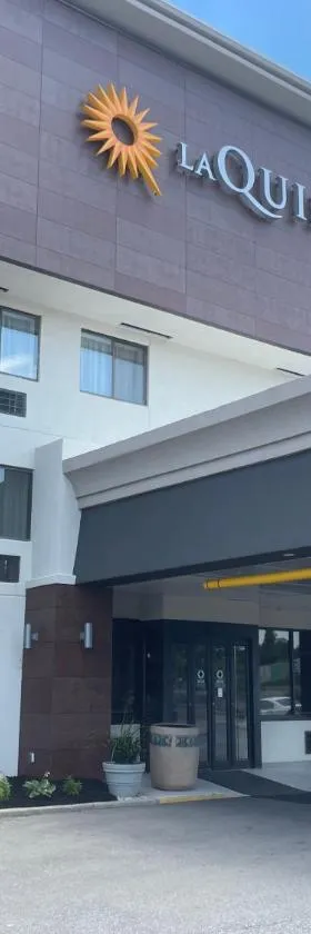 La Quinta Inn and Suites by Wyndham Cincinnati North，位于斯普林代尔的酒店