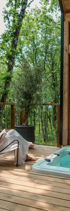Wabi sabi lodge - spa&sauna privatif - forêt，位于蒂雷纳的酒店