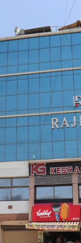HOTEL RAJPATH INN，位于Mehsāna的酒店