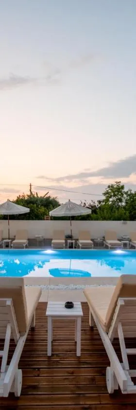 Ennea Suites-Light suite，位于Flámbouras的酒店