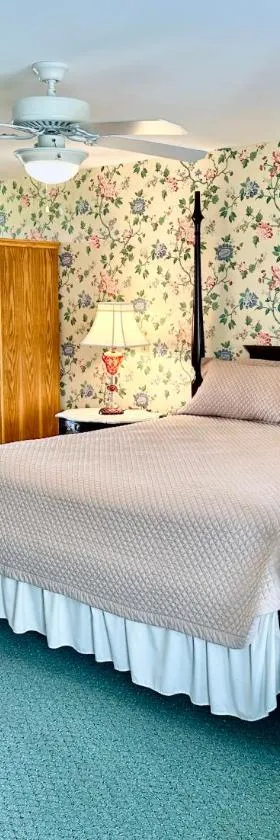 Rose Farm Inn，位于新肖雷汉姆的酒店