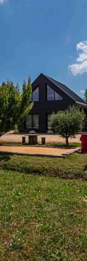 Villa indépendante gîte Mas fond des Prés，位于Saint-Privat-des-Vieux的酒店