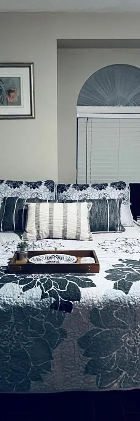 Ruskin FL 2 bdrm 1 bath suite Host and cat share common areas，位于拉斯金的酒店