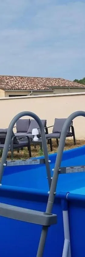 Maison piscine jacuzzi Juin à Août- Entre Collègues ou Famille - La Bohème，位于Saint-Seurin-sur-lʼIsle的酒店