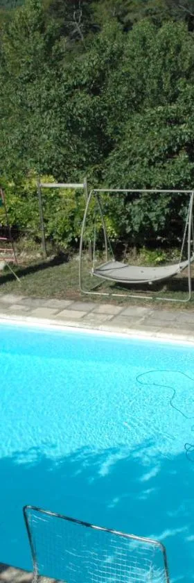 Maison d'hôtes éco-responsable avec piscine 6X12m LIRE L'ANNONCE VOTRE HÔTE SVP，位于Châteaudouble的酒店