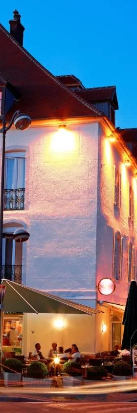 Hôtel de La Cloche，位于多勒的酒店
