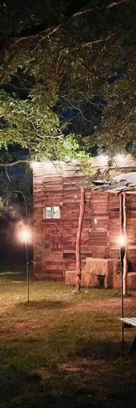 Cabin 2 - steps from the river!，位于亨茨维尔的酒店