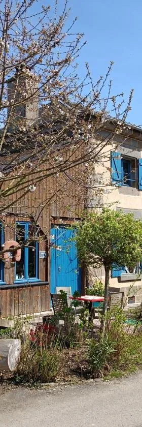 Ille Flottante, Maison éclusière et hébergements insolites sur le canal，位于Hédé的酒店