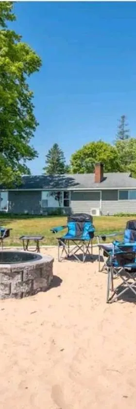 Beautiful home on Lake Michigan, near Escanaba，位于Bark River的酒店