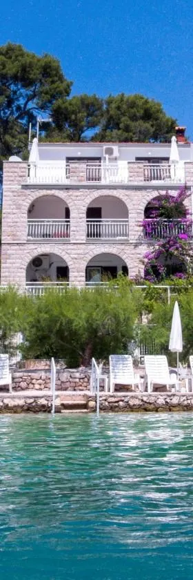 Seaside Apartments Antičević，位于Bobovišća的酒店