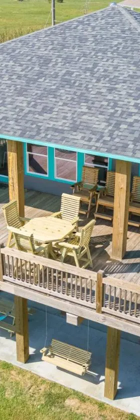 Stylish 4BR Crystal Beach Retreat Walk to Beach，位于Bolivar Peninsula的酒店