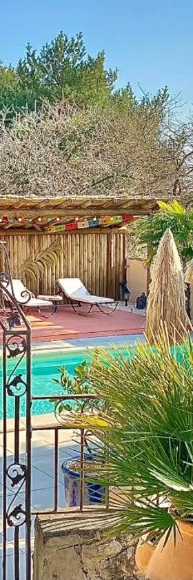 Chambres d'hôtes et Gîtes Les Restanques，位于Saint-Alexandre的酒店