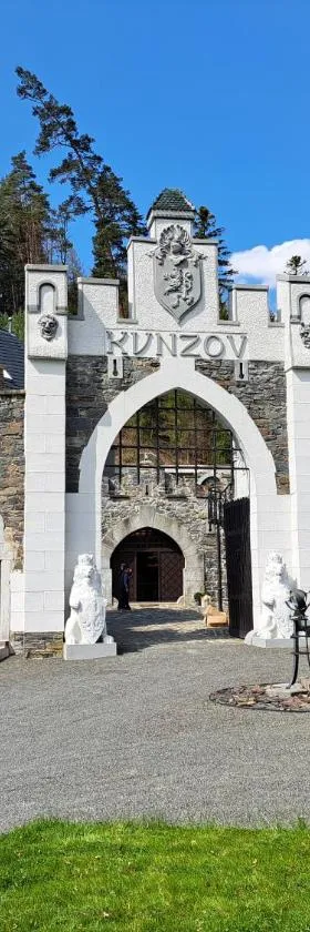 Hrad Kunzov Boutique Hotel & SPA & Restaurant，位于Radíkov的酒店