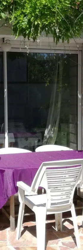 Nice family studio in villa Sceaux 600m RER B direct to Notre-Dame，位于国玺的酒店