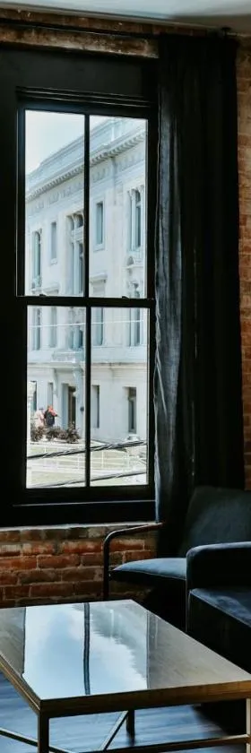 Urban Collective Boutique Hotel，位于爱德华兹维尔的酒店