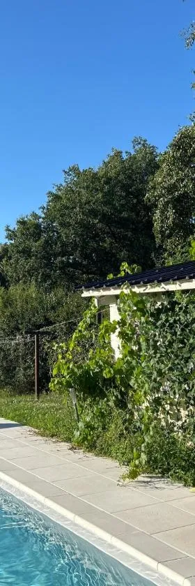 Chambre d’hôtes avec piscine，位于Éguzon-Chantôme的酒店