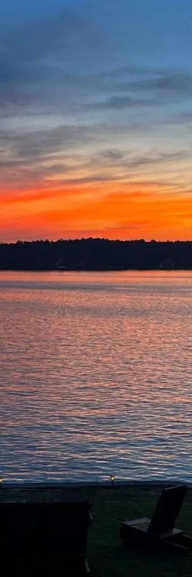 Lakefront Retreat with Private Dock!，位于Cross Hill的酒店