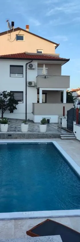 Apartments Ivana with the pool，位于罗维尼村的酒店