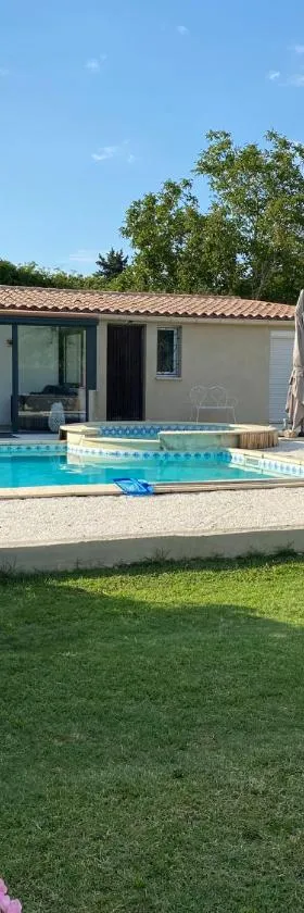 Petit paradis en Provence，位于维罗任的酒店