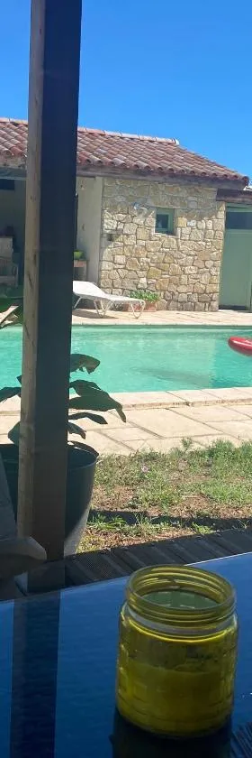 Chambre d'hôtes 2p, gestion libre, espace piscine partagé，位于Alba-la-Romaine的酒店
