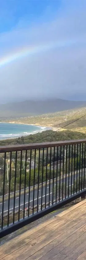 Elevated 3BR, ocean views, pool table, Pirates Bay，位于伊格尔霍克内克的酒店