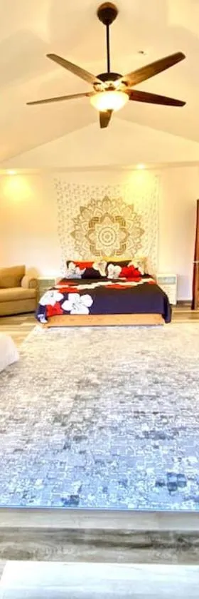 THE HONOMU HOUSE - Gorgeous, Spacious 4Bd2Ba Home near Waterfalls and Hilo, Sleeps 12!，位于Honomu的酒店