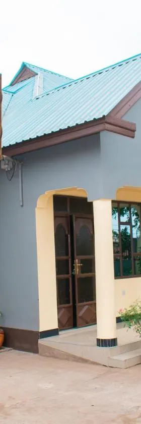 Gorgeous 4 Bedroom House ideal for Families and Large Groups，位于Boma la Ngombe的酒店