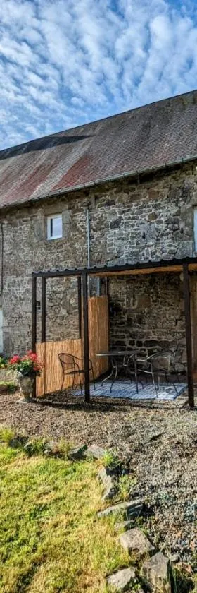 Les Gites de la Cabache，位于Montaigu-les-Bois的酒店