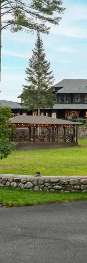 Lodge at Schroon Lake，位于斯克伦湖的酒店