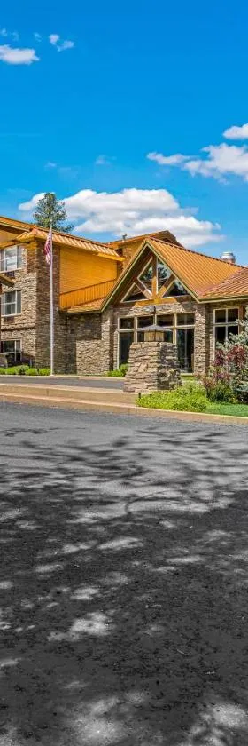 The Evergreen Hotel，位于麦考尔的酒店