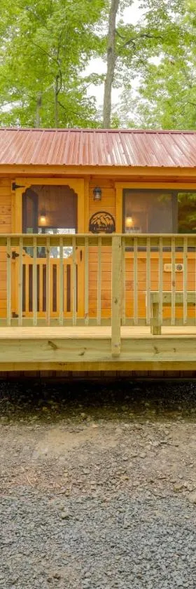 Scenic Deck and Grill Middlebury Center Retreat!，位于Middlebury Center的酒店