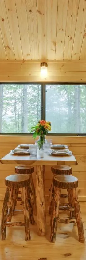 Stunning Mtn Views Middlebury Center Retreat!，位于Middlebury Center的酒店