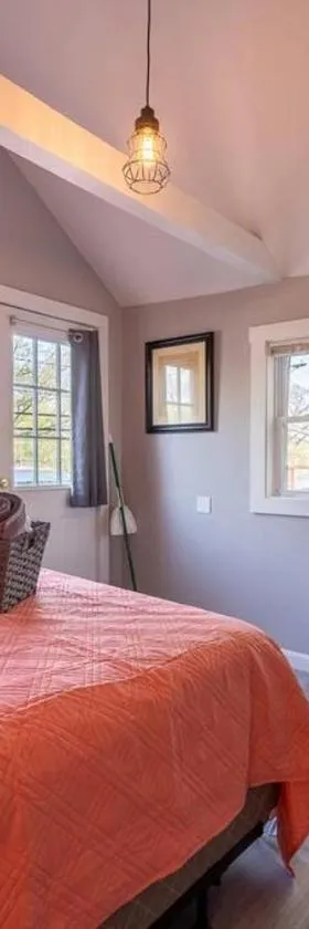 Adorable Cottage with stunning Lake Views，位于Alton的酒店
