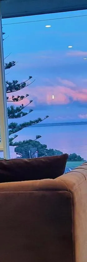 Captains on the Seafront - Winter Fire - stunning sea views- 4br 2bth - large waterfront，位于金斯科特的酒店