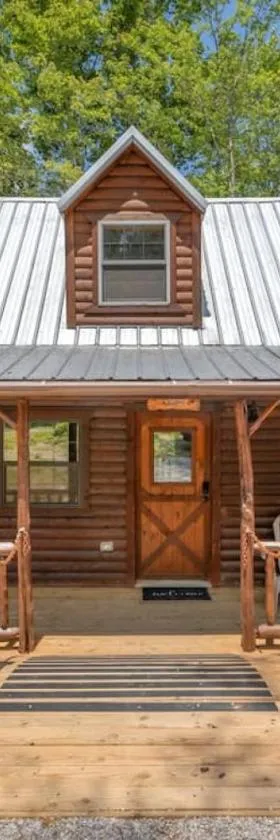 Private Cabin w King Bed and Private Hot Tub，位于Rogers的酒店