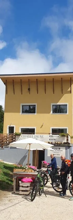Chalet Jaune CHAMECHAUDE，位于Sarcenas的酒店