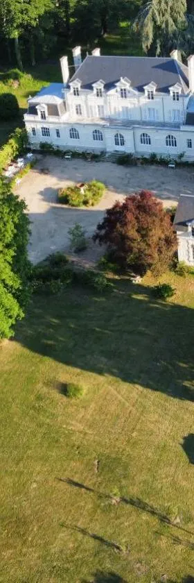 EMPLACEMENT BUCOLIQUE DE CAMPING dans le parc du château - Attention tente et matériels non fournis et sans possibilité de faire courir une rallonge pour se raccorder à l'électricité，位于阿洛讷河畔布兰的酒店