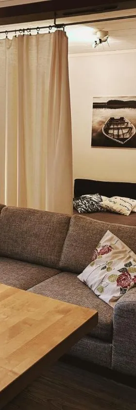 Wanha Koulu Tahko 2h Huone, Sauna, Minikeittiö, Rinteet Spa Ravintola 6km, Sali, Wifi, Lemmikit OK, Edukas，位于Reittiö的酒店