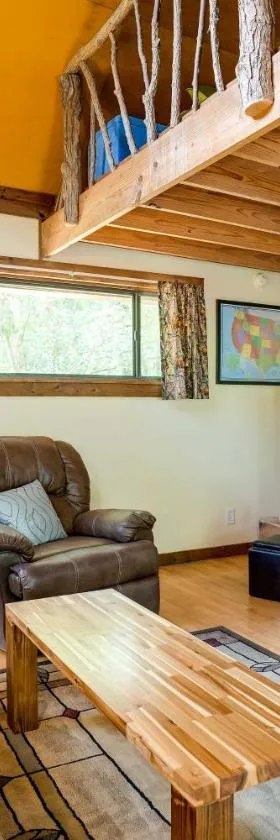 Cozy Georgia Abode with Deck, Fire Pit and Lake Access，位于Menlo的酒店