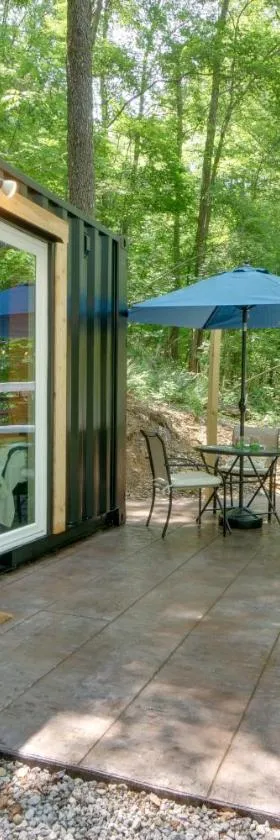 Tiny Home with Hot Tub By Mohican State Park!，位于Loudonville的酒店