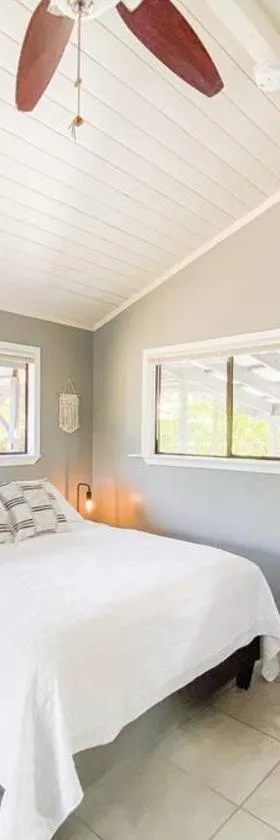 Surf Getaway, Queen Bed, Private Lanai，位于凯阿奥的酒店