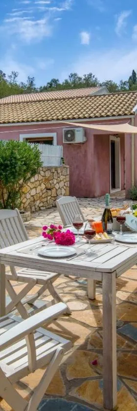 Bask in the Beauty of Paxoi - Kirki's Summer Retreats with Private Jacuzzis，位于Ieromónachos的酒店