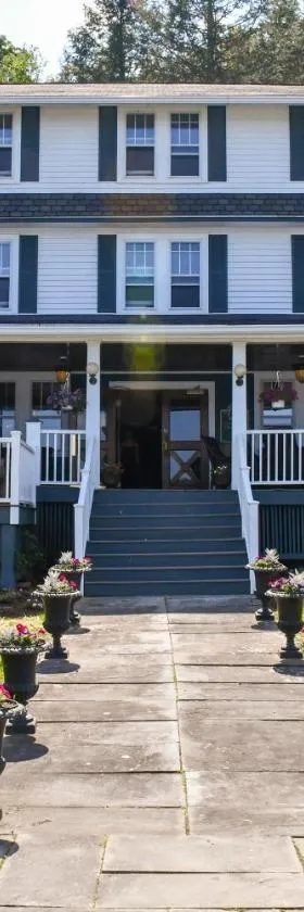 Chestnut Inn at Oquaga Lake，位于Deposit的酒店