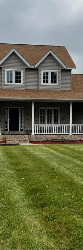 House On Grass Runway with Fly-In/Fly-Out Access，位于Tecumseh的酒店