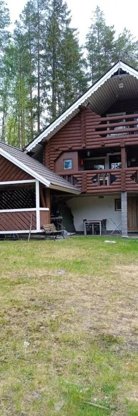 Viihtyisä hirsimökki järven rannalla，位于Siikainen的酒店