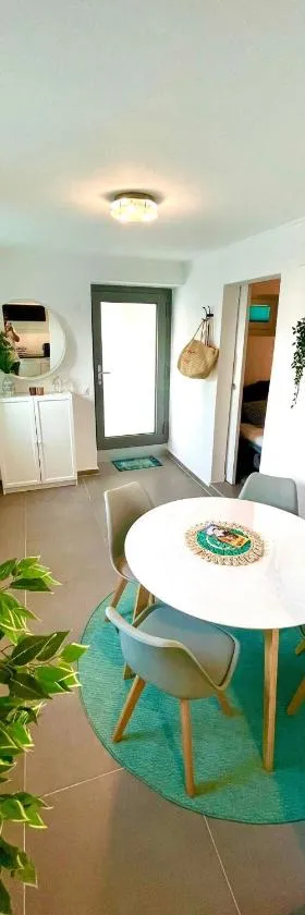 Ferienwohnung direkt am Bodensee / Untersee nahe Konstanz，位于Berlingen的酒店