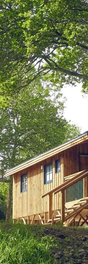 Le Jardin Saint Germain Lodges and Events，位于Plogastel-Saint-Germain的酒店
