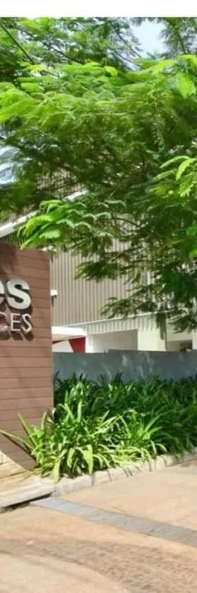 Trees Residence in Quezon City with balcony.，位于马尼拉的酒店