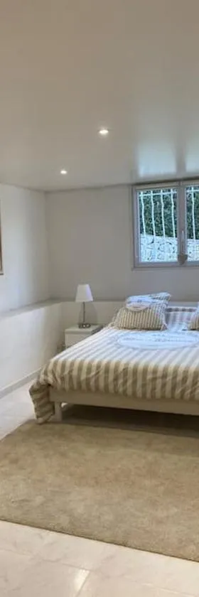 T2 avec jardin et piscine privée，位于Velaux的酒店